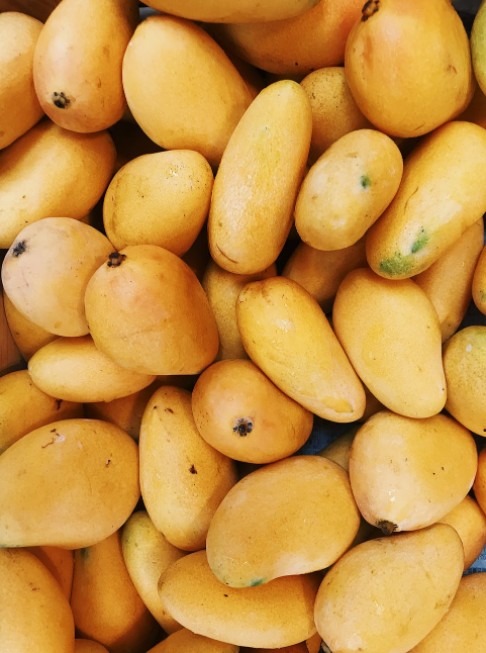 A bunch of mangoes on a tray