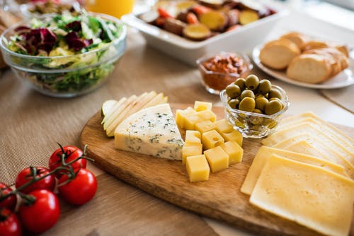 How to Create a Cheese Platter
