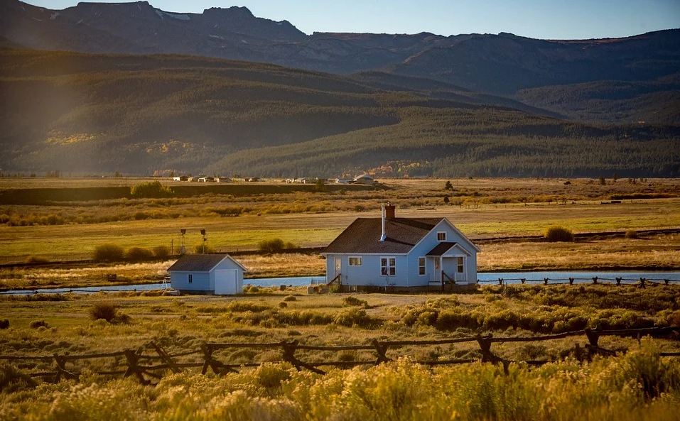 An image of a simple farmhouse on an agricultural barn.